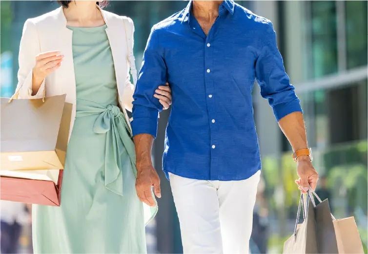 カップルが歩いている日常写真