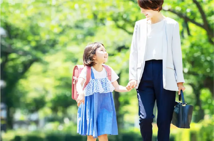 親子が歩いている日常写真